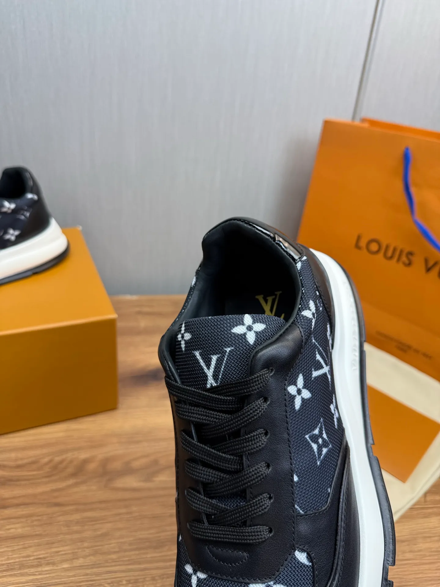 Men's shoes 💰800💰 LOUIS VUITTON [Luden Yiwei] Brand new trendy Lv is on the market 🎁, casual and fashionable men's shoes 👟Original 1:1 shipment✅ The upper is made of imported brand leather + cowhide lining, the original wear-resistant rubber outsole, the version is simple and elegant, exclusive for trendy men. 38-44 (customized at 38.45)